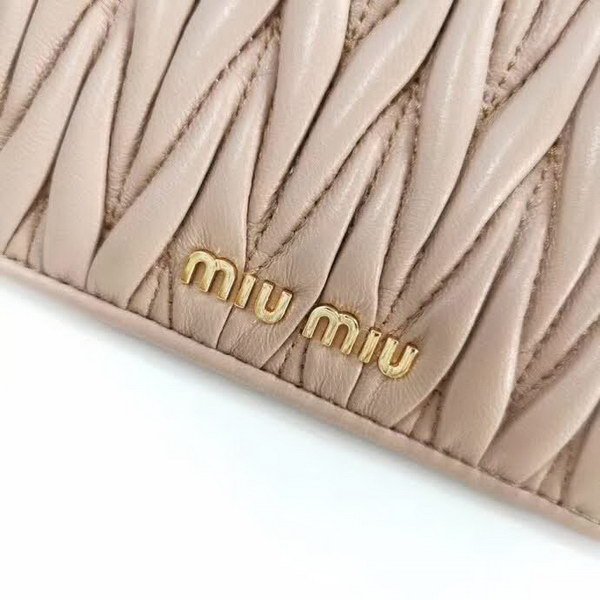 【原版皮】缪缪/Miu Miu 拉链钱夹，采用小羊皮材质精心裁制而成，Matelasse花纹图案，内里标识烫字，款号：5MB006
