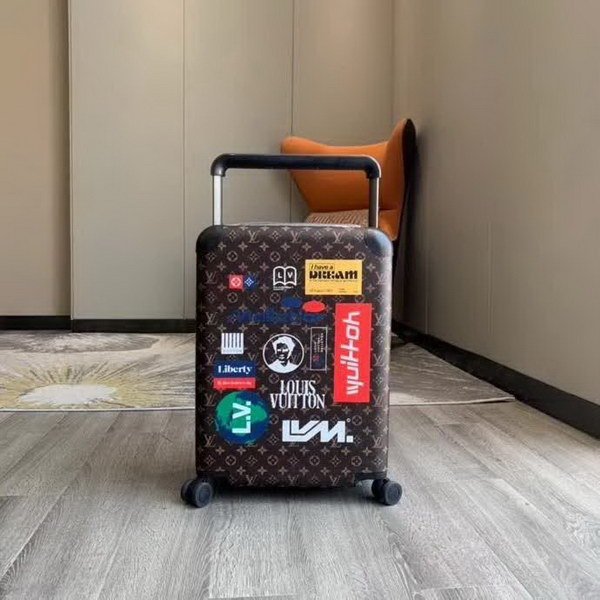 路易威登/LV Horizon 50拉杆箱，以个性创意革传奇经典，为标志性Monogram帆布点缀旅行贴饰，皮革边角保护和超大外置拉杆丰富智慧细节，打造优雅且实用的旅行伴侣