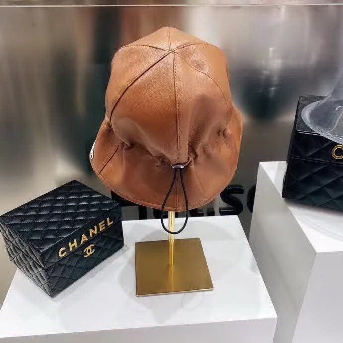 20冬季最新专柜款-Balenciaga新款抽绳皮革渔夫帽，牛皮纹路感超强，大头宝宝也可以放心入！巨遮脸的渔夫，街头风十足！仿牛皮皮革手感超好！时尚达人标配