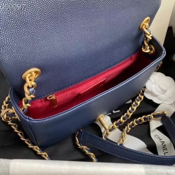 【原版皮】香奈儿/Chanel 新款口盖包，选用牛皮颗粒经过特殊工艺抛光，皮面略微亮闪闪，增加了耐磨度同时又超质感，经典的菱格纹设计，双C纽扣设计，19的皮穿金属粗链条，款号：AS1895