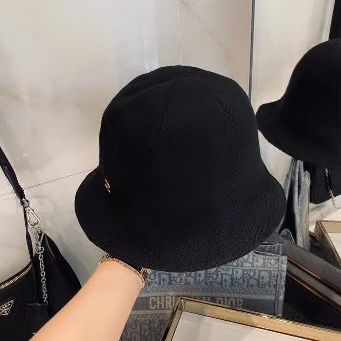 20冬季最新专柜款-Chanel可爱丸子头旋转拼接小渔夫帽，原宿风森女系，纯棉斜纹线条感很强，超显质感，偶尔偷懒不洗头，渔夫是最佳搭配单品哦！这款很休闲百搭！四季型