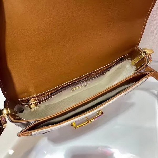 【原版皮】普拉达/Prada 马鞍包，帆布单肩包，标志性logo翻盖，撞色牛皮和进口帆布设计,显得格外时尚，厚实硬挺外形，不仅容量大能装，轻便又耐磨，各种场合不同衣着都可以搭配，款号：1BD217