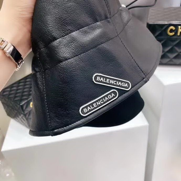 20冬季最新专柜款-Balenciaga新款抽绳皮革渔夫帽，牛皮纹路感超强，大头宝宝也可以放心入！巨遮脸的渔夫，街头风十足！仿牛皮皮革手感超好！时尚达人标配
