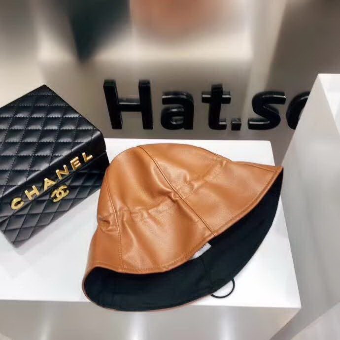 20冬季最新专柜款-Balenciaga新款抽绳皮革渔夫帽，牛皮纹路感超强，大头宝宝也可以放心入！巨遮脸的渔夫，街头风十足！仿牛皮皮革手感超好！时尚达人标配