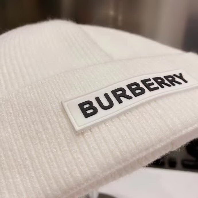 20冬季最新专柜款-Burberry新款新标志针织毛线帽，超厚实的一款哦！棉➕羊毛，用料十足。大童及成年人都可以配。时尚简约大牌风！