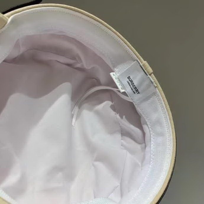 20冬季最新专柜款-Burberry简约时尚军帽，帽型超正的，帆布面料 四季皆宜，名媛范儿十足