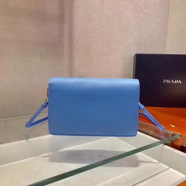 【原版皮】普拉达/Prada 肩背包，诠释精致的极简主义设计格调，一枚金属徽标点缀其上，昭示品牌身份，可拆卸可调式皮革肩带，又可当手包，内配可拆卸镜子，款号： 1BP020