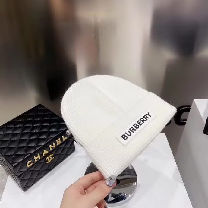20冬季最新专柜款-Burberry新款新标志针织毛线帽，超厚实的一款哦！棉➕羊毛，用料十足。大童及成年人都可以配。时尚简约大牌风！