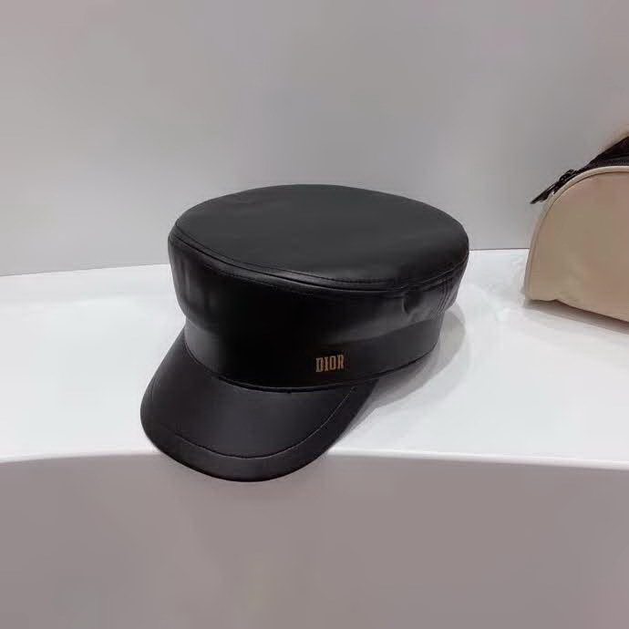 20冬季最新专柜款-迪奥Dior新款皮革军帽，高品质人造皮革仿洗水小羊皮，手感超赞，简约完美线条，时尚达人新宠！凹造型。无敌美
