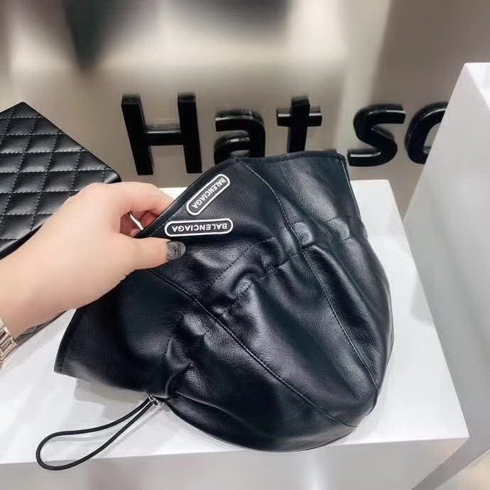 20冬季最新专柜款-Balenciaga新款抽绳皮革渔夫帽，牛皮纹路感超强，大头宝宝也可以放心入！巨遮脸的渔夫，街头风十足！仿牛皮皮革手感超好！时尚达人标配