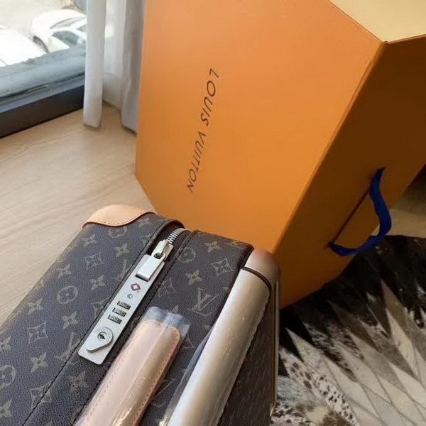 路易威登/LV Horizon 50拉杆箱，每一处设计细节无不散发出创新与轻盈的风格，全新的TSA箱锁到史上尤其舒适的旅行箱滚轮，以足以放入客舱的小巧尺寸提供令人惊异的高容量