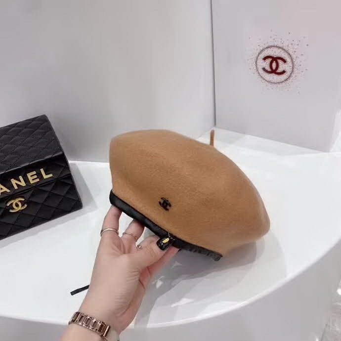 20冬季最新专柜款-Chanel秋冬新款简约时尚彩色羊毛贝雷帽，羊毛皮边彩色贝雷！很俏皮的款式，可爱甜美风！贝雷帽超好凹造型！颜色都很好看！香粉不要错过哦