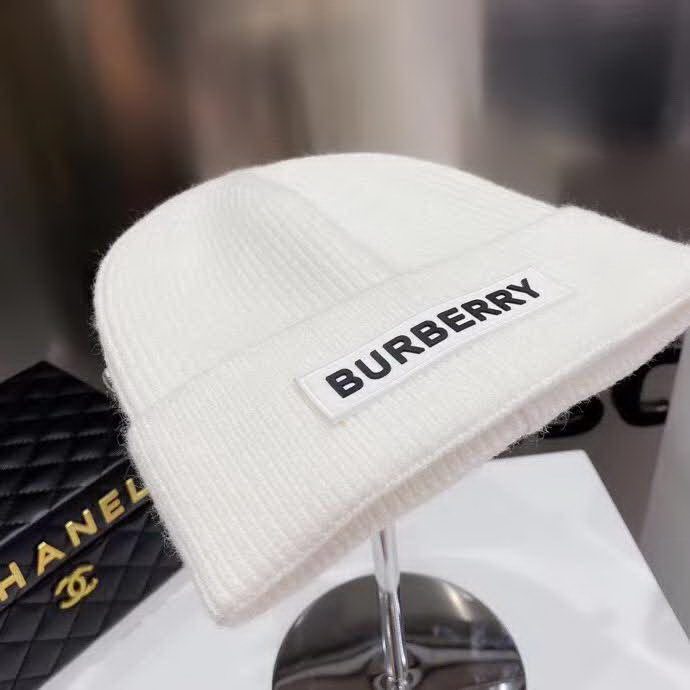 20冬季最新专柜款-Burberry新款新标志针织毛线帽，超厚实的一款哦！棉➕羊毛，用料十足。大童及成年人都可以配。时尚简约大牌风！