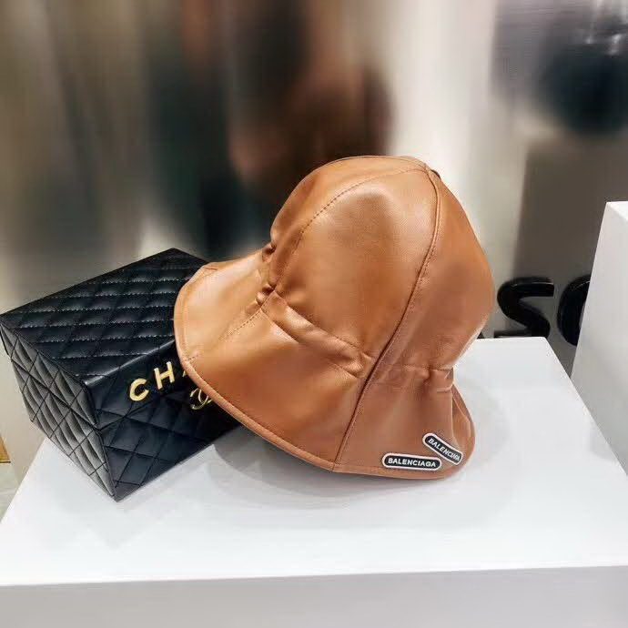 20冬季最新专柜款-Balenciaga新款抽绳皮革渔夫帽，牛皮纹路感超强，大头宝宝也可以放心入！巨遮脸的渔夫，街头风十足！仿牛皮皮革手感超好！时尚达人标配