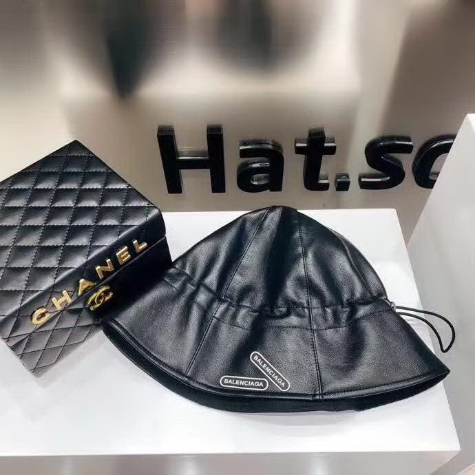 20冬季最新专柜款-Balenciaga新款抽绳皮革渔夫帽，牛皮纹路感超强，大头宝宝也可以放心入！巨遮脸的渔夫，街头风十足！仿牛皮皮革手感超好！时尚达人标配