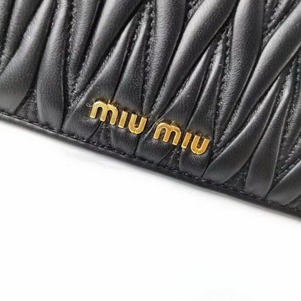 【原版皮】缪缪/Miu Miu 拉链钱夹，采用小羊皮材质精心裁制而成，Matelasse花纹图案，内里标识烫字，款号：5MB00