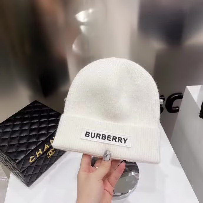 20冬季最新专柜款-Burberry新款新标志针织毛线帽，超厚实的一款哦！棉➕羊毛，用料十足。大童及成年人都可以配。时尚简约大牌风！