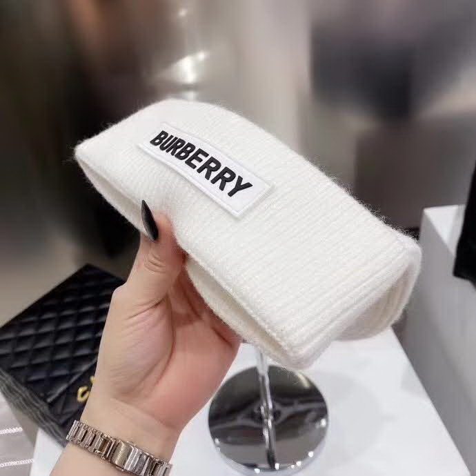 20冬季最新专柜款-Burberry新款新标志针织毛线帽，超厚实的一款哦！棉➕羊毛，用料十足。大童及成年人都可以配。时尚简约大牌风！