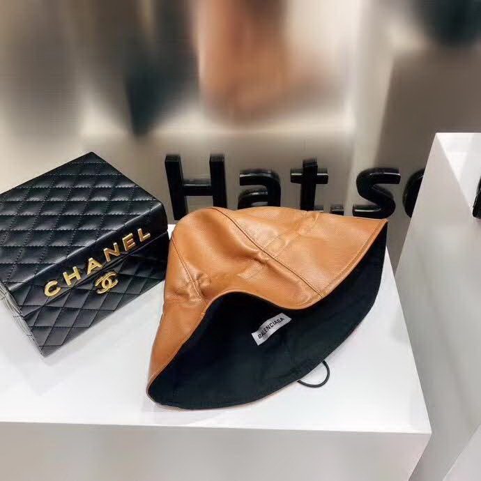 20冬季最新专柜款-Balenciaga新款抽绳皮革渔夫帽，牛皮纹路感超强，大头宝宝也可以放心入！巨遮脸的渔夫，街头风十足！仿牛皮皮革手感超好！时尚达人标配