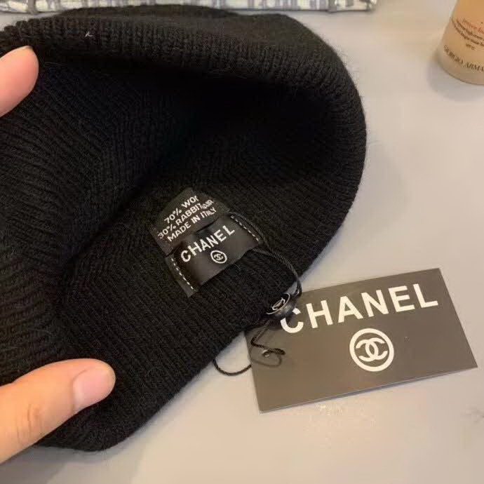20冬季最新专柜款-Chanel新款字母刺绣标针织羊毛毛线帽，定制羊毛，简约帅气新标志，男女同款。超酷时尚街头风！