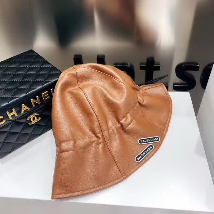 20冬季最新专柜款-Balenciaga新款抽绳皮革渔夫帽，牛皮纹路感超强，大头宝宝也可以放心入！巨遮脸的渔夫，街头风十足！仿牛皮皮革手感超好！时尚达人标配