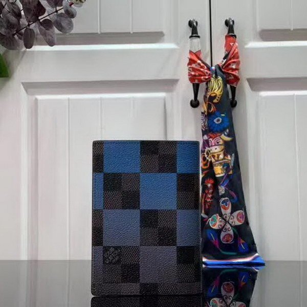 【原版皮】路易威登/LV 大格护照夹，由Damier Graphite Pixel涂层帆布制成，以像素形式演绎经典Damier棋盘格图案，凸显未来感，奢华的压纹小牛皮内衬和多个内部隔层造就其经典质量，款号：M60181