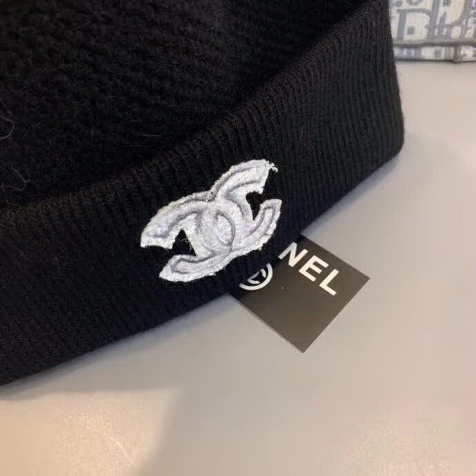 20冬季最新专柜款-Chanel新款字母刺绣标针织羊毛毛线帽，定制羊毛，简约帅气新标志，男女同款。超酷时尚街头风！