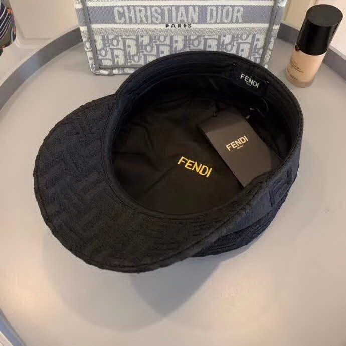20冬季最新专柜款-Fendi20秋冬新款老花字母logo童帽军帽超名媛，加深帽型更显气质，本季爆款