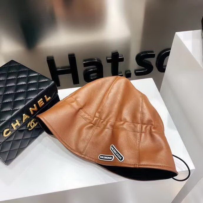 20冬季最新专柜款-Balenciaga新款抽绳皮革渔夫帽，牛皮纹路感超强，大头宝宝也可以放心入！巨遮脸的渔夫，街头风十足！仿牛皮皮革手感超好！时尚达人标配
