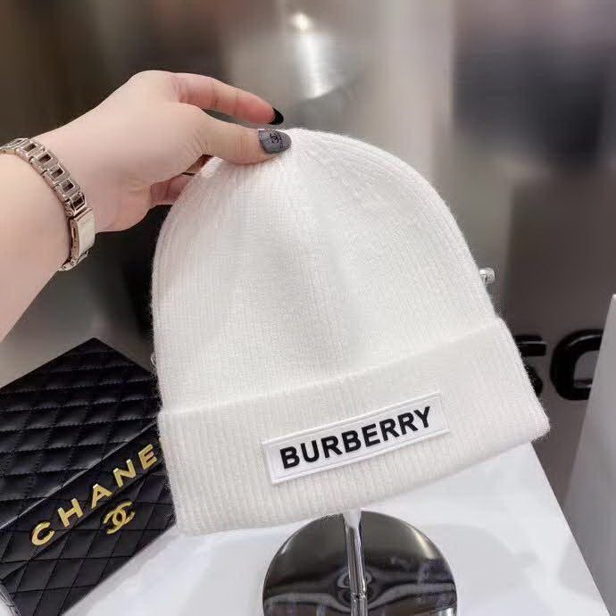 20冬季最新专柜款-Burberry新款新标志针织毛线帽，超厚实的一款哦！棉➕羊毛，用料十足。大童及成年人都可以配。时尚简约大牌风！