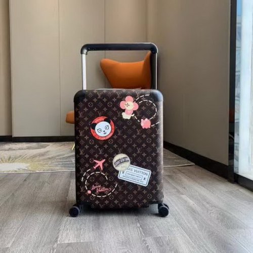 路易威登/LV Horizon 50拉杆箱，以个性创意革传奇经典，为标志性Monogram帆布点缀旅行贴饰，皮革边角保护和超大外置拉杆丰富智慧细节，打造优雅且实用的旅行伴侣