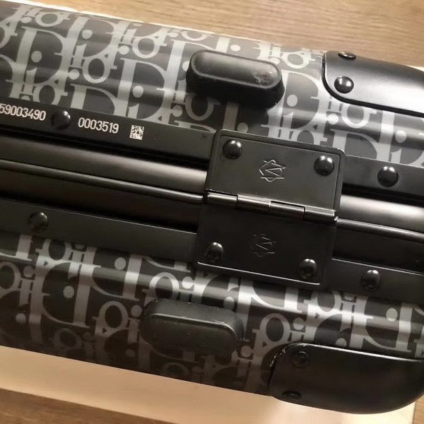 迪奥Dior X 日默瓦/RiMoWa 独家定制款化妆箱，汇集艺术,时尚与设计，领先时装周发售，体现精湛的手工匠艺和专业技术