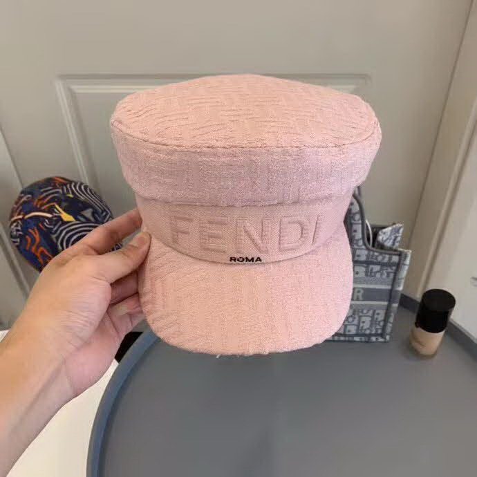 20冬季最新专柜款-Fendi20秋冬新款老花字母logo童帽军帽超名媛，加深帽型更显气质，本季爆款
