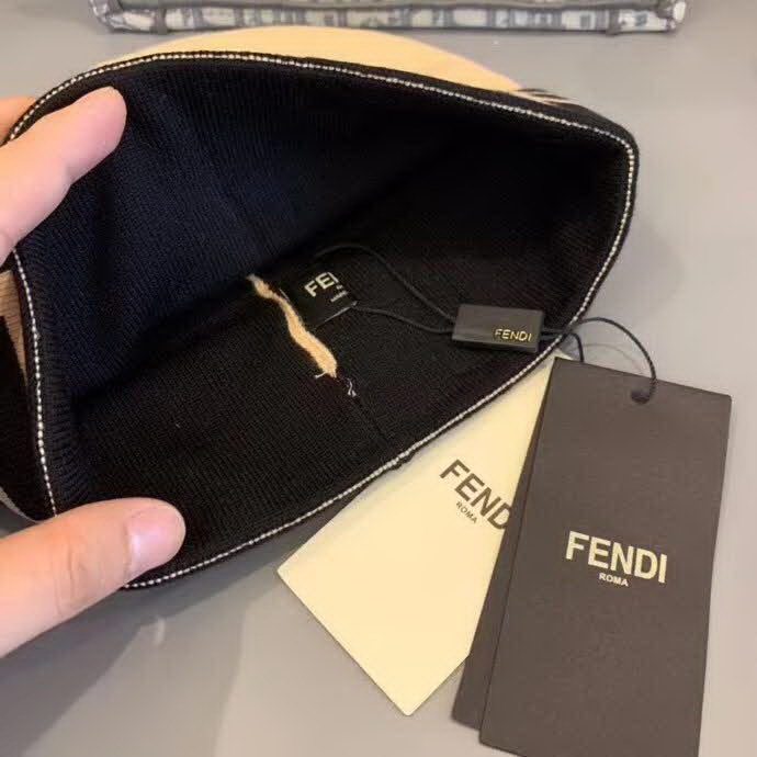 20冬季最新专柜款-Fendi早秋网红时尚博主推荐款皮标针织毛线帽，手感超柔软舒适的针织线帽，弹性极佳！时尚街头风，时尚百搭