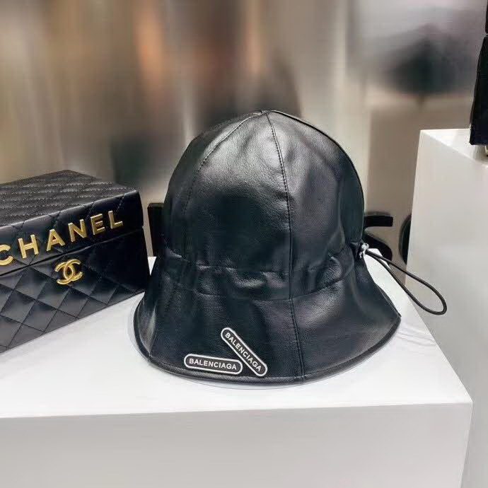 20冬季最新专柜款-Balenciaga新款抽绳皮革渔夫帽，牛皮纹路感超强，大头宝宝也可以放心入！巨遮脸的渔夫，街头风十足！仿牛皮皮革手感超好！时尚达人标配