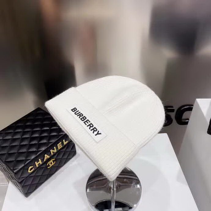 20冬季最新专柜款-Burberry新款新标志针织毛线帽，超厚实的一款哦！棉➕羊毛，用料十足。大童及成年人都可以配。时尚简约大牌风！