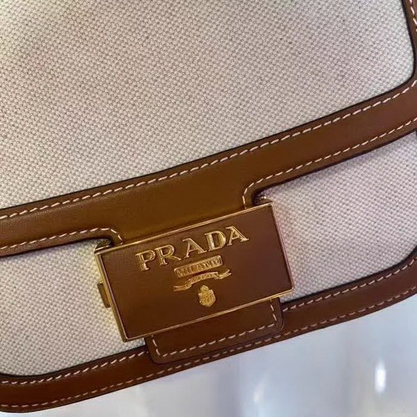 【原版皮】普拉达/Prada 马鞍包，帆布单肩包，标志性logo翻盖，撞色牛皮和进口帆布设计,显得格外时尚，厚实硬挺外形，不仅容量大能装，轻便又耐磨，各种场合不同衣着都可以搭配，款号：1BD217