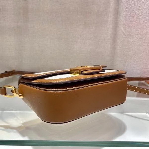 【原版皮】普拉达/Prada 马鞍包，帆布单肩包，标志性logo翻盖，撞色牛皮和进口帆布设计,显得格外时尚，厚实硬挺外形，不仅容量大能装，轻便又耐磨，各种场合不同衣着都可以搭配，款号：1BD217