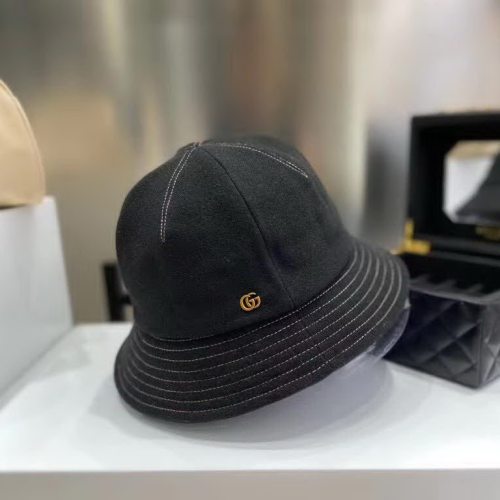 20冬季最新专柜款-古驰Gucci新款四片拼接撞色明线丸子头渔夫帽！此款都是无可挑剔的小可爱！高品质软羊毛呢子，手感滑软有质感，高颜值，保暖系数也很高，轻松阻隔冷空气，内里纯棉透气，舒适不闷热！可甜可盐的小渔夫