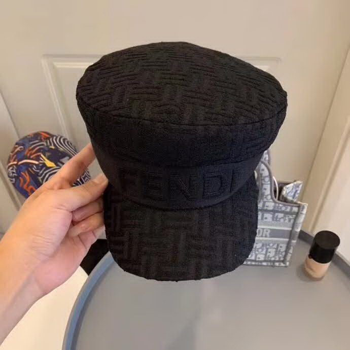 20冬季最新专柜款-Fendi20秋冬新款老花字母logo童帽军帽超名媛，加深帽型更显气质，本季爆款