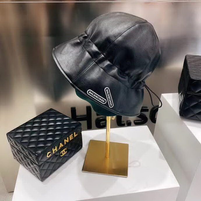 20冬季最新专柜款-Balenciaga新款抽绳皮革渔夫帽，牛皮纹路感超强，大头宝宝也可以放心入！巨遮脸的渔夫，街头风十足！仿牛皮皮革手感超好！时尚达人标配