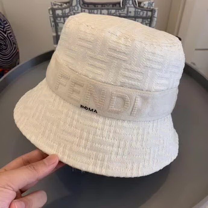 20冬季最新专柜款-Fendi20秋冬新款老花字母logo渔夫帽帽超名媛，加深帽型更显气质，本季爆款