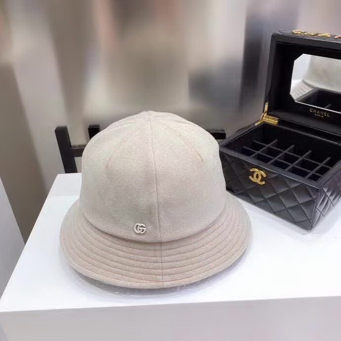 20冬季最新专柜款-古驰Gucci新款四片拼接撞色明线丸子头渔夫帽！此款都是无可挑剔的小可爱！高品质软羊毛呢子，手感滑软有质感，高颜值，保暖系数也很高，轻松阻隔冷空气，内里纯棉透气，舒适不闷热！可甜可盐的小渔夫