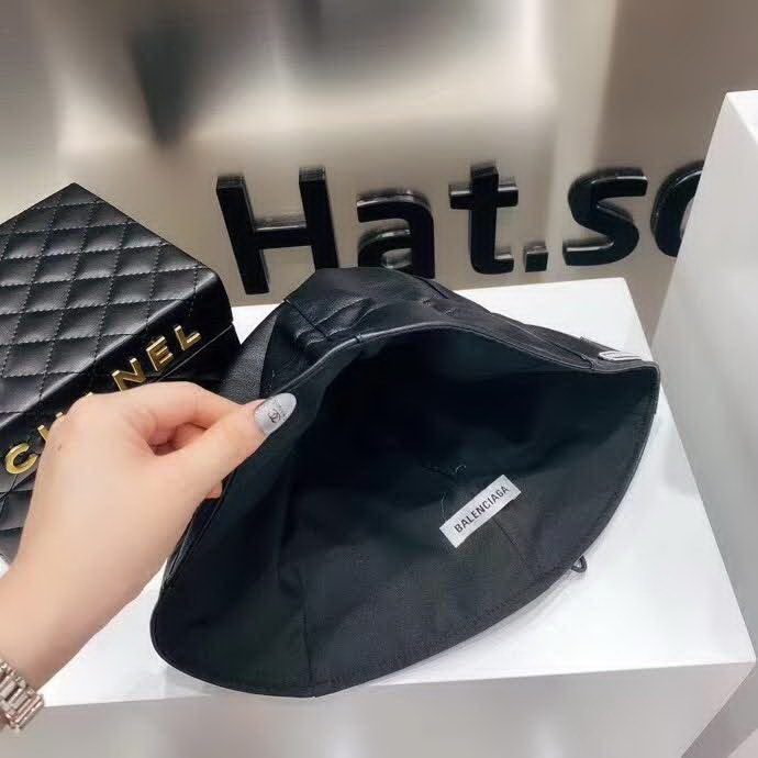 20冬季最新专柜款-Balenciaga新款抽绳皮革渔夫帽，牛皮纹路感超强，大头宝宝也可以放心入！巨遮脸的渔夫，街头风十足！仿牛皮皮革手感超好！时尚达人标配