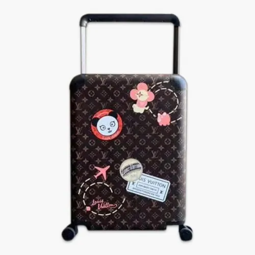 路易威登/LV Horizon 50拉杆箱，以个性创意革传奇经典，为标志性Monogram帆布点缀旅行贴饰，皮革边角保护和超大外置拉杆丰富智慧细节，打造优雅且实用的旅行伴侣