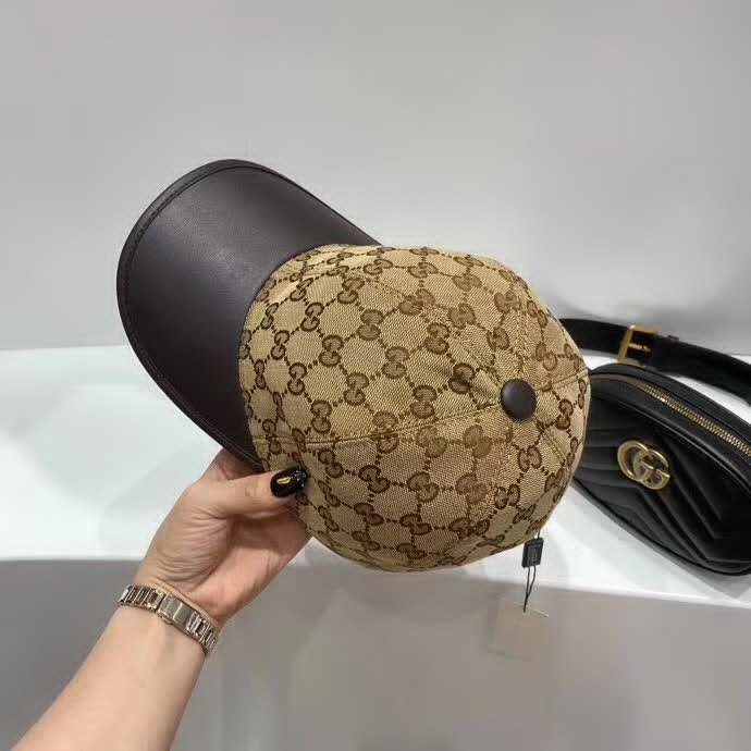 20冬季最新专柜款-古驰Gucci新款棒球帽。帆布拼皮，专柜热卖款，1:1开模订制，原版帆布料+头层牛皮，时尚帅气！质量超赞