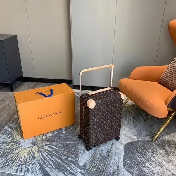 路易威登/LV Horizon 50拉杆箱，每一处设计细节无不散发出创新与轻盈的风格，全新的TSA箱锁到史上尤其舒适的旅行箱滚轮，以足以放入客舱的小巧尺寸提供令人惊异的高容量