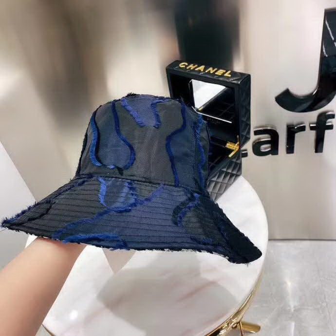 20冬季最新专柜款-迪奥Dior20新款剪花渔夫帽，仙女渔夫帽，此款是大檐，谁戴谁显脸小，很特别的面料！Baby机场秀出镜率巨高的一款！