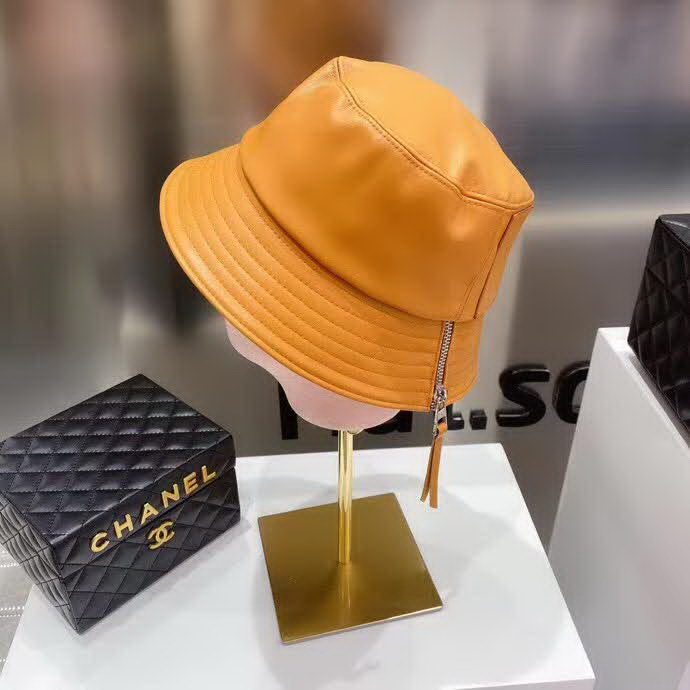 20冬季最新专柜款-罗意威LOEWE专柜同步皮革拉链皮标渔夫帽，火爆时尚单品！洗水仿小羊皮，手感超赞！时尚达人必备