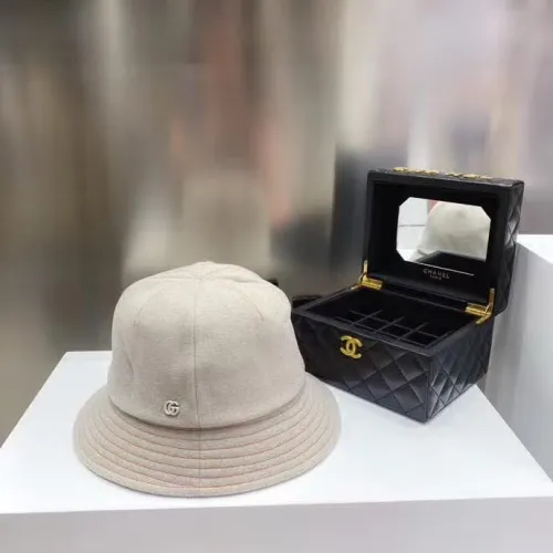 20冬季最新专柜款-古驰Gucci新款四片拼接撞色明线丸子头渔夫帽！此款都是无可挑剔的小可爱！高品质软羊毛呢子，手感滑软有质感，高颜值，保暖系数也很高，轻松阻隔冷空气，内里纯棉透气，舒适不闷热！可甜可盐的小渔夫